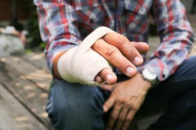 Odszkodowanie za złamany palec należy się osobie poszkodowanej